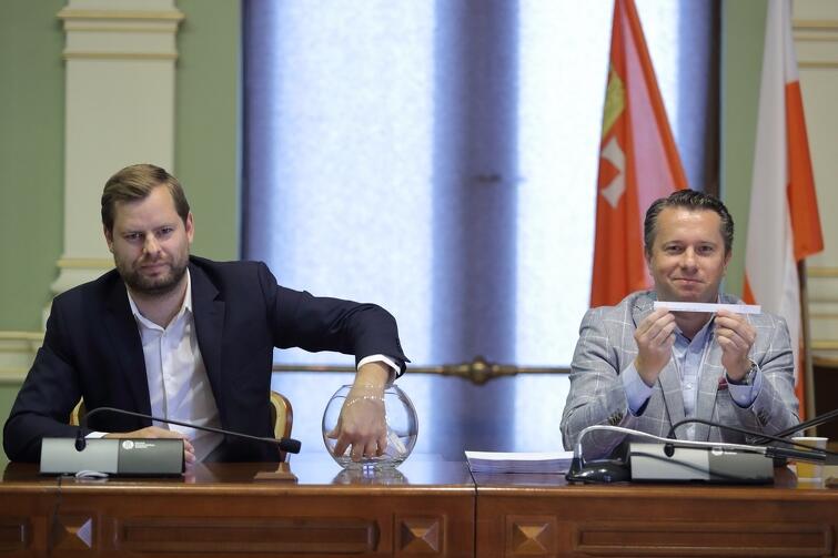 Przewodniczący Maksymilian Kieturakis wyciągał kolejne kartki z nazwami projektów, a Maciej Kukla odczytywał i prezentował je przed kamerami 