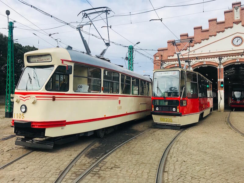 Nz. od lewej: historyczny tramwaj Konstal 102Na i 105N