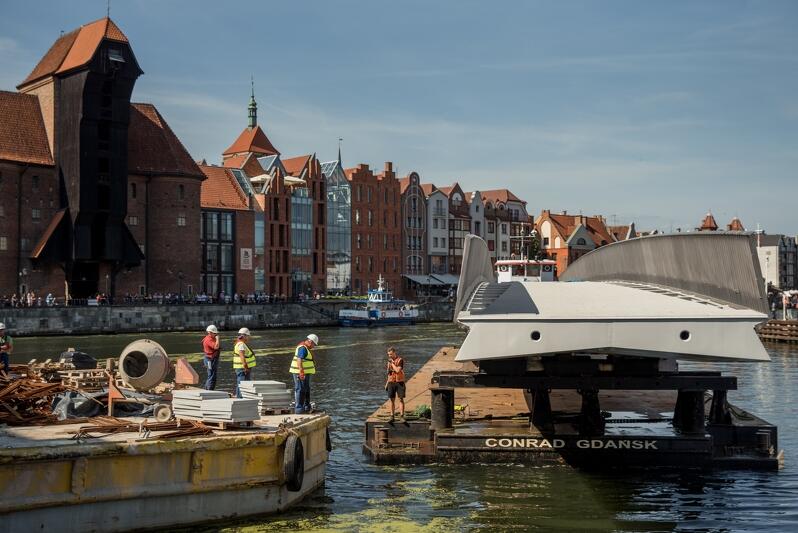 W piątek, 23 sierpnia, z Elbląga do Gdańska przypłynęła barka z ogromną, blisko 60-metrową konstrukcją