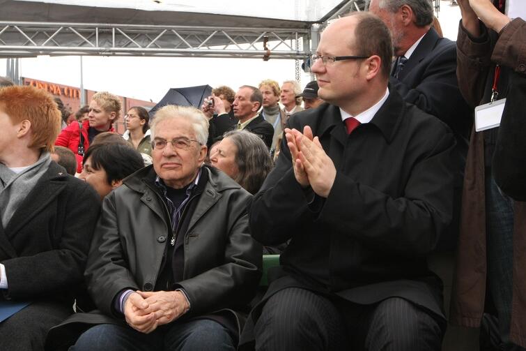 Frank Meisler i prezydent Paweł Adamowicz w 2009 r., podczas uroczystości odsłonięcia gdańskiego pomnika kindertransportów