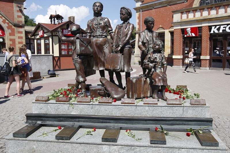 Wykonany przez Franka Meislera pomnik 'Kindertransport - odjazd' stoi od 2009 r. przy dworcu kolejowym Gdańsk Główny