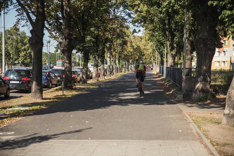 Nowa droga rowerowa wzdłuż al. Hallera w Brzeźnie jest niemal gotowa