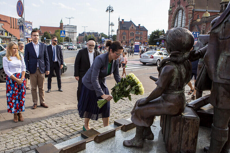 Pomnik `Kindertransport-odjazd` pod dworcem PKP Gdańsk Główny. Prezydent Gdańska Aleksandra Dulkiewicz składa kwiaty w 80. rocznicę ewakuacji ostatniej grupy żydowskich dzieci z opanowanego przez nazistów Gdańska