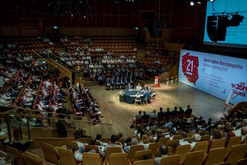 21 tez samorządowych zaprezentowano 4 czerwca br. w Gdańsku, w gmachu filharmonii na Ołowiance