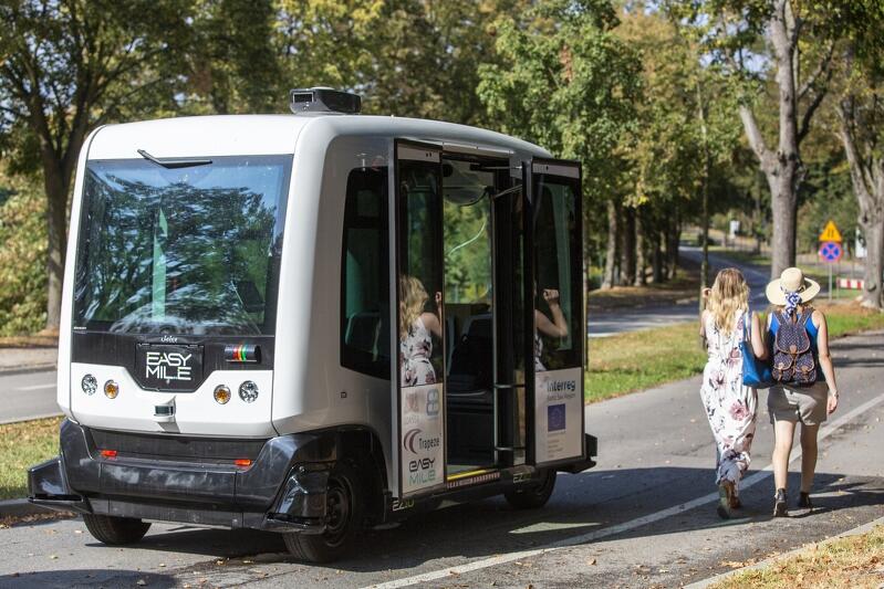 Elektryczny pojazd EZ10 firmy EasyMile już można zobaczyć w pobliżu Gdańskiego Ogrodu Zoologicznego