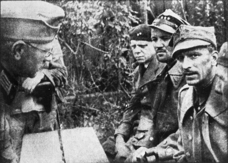Franciszek Dąbrowski (pierwszy z prawej) po kapitulacji Westerplatte we wrześniu 1939 roku