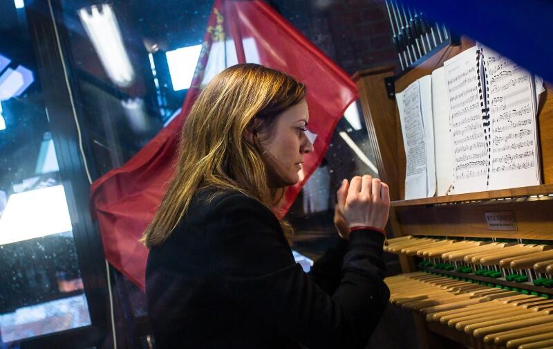Miejska carillonistka Monika Kaźmierczak zagra dzwonach wieży Ratusza Głównego Miasta prapremierowo utwór „Trzy Wezwania”