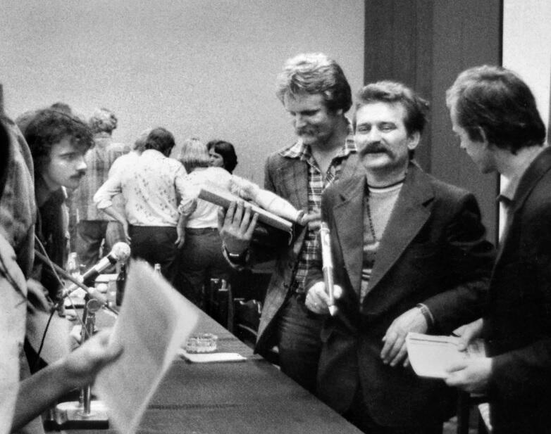 Jeden z ostatnich dni strajku w sierpniu 1980; po lewej Leszek Biernacki