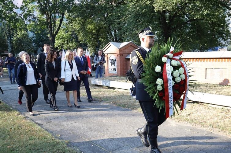 1 września władze Gdańska złożyły kwiaty także na grobowcu Obrońców Poczty Polskiej, który znajduje się na Cmentarzu Ofiar Terroru Hitlerowskiego