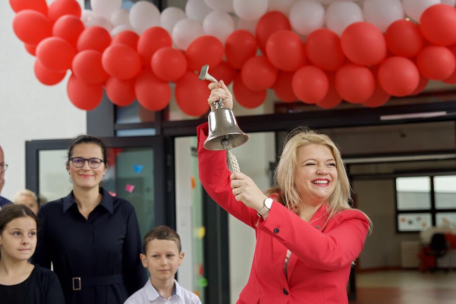 Pierwszy, symboliczny szkolny dzwonek - w rękach dyrektor SP nr 6 Olgi Mardzińskiej