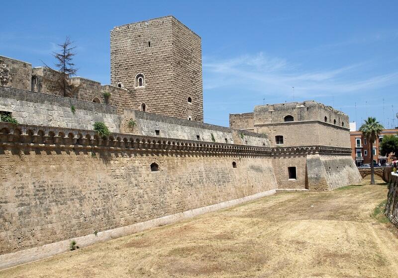 Najcenniejszy zabytek Bari - Castello Svevo, w którym wychowała się królowa Bona