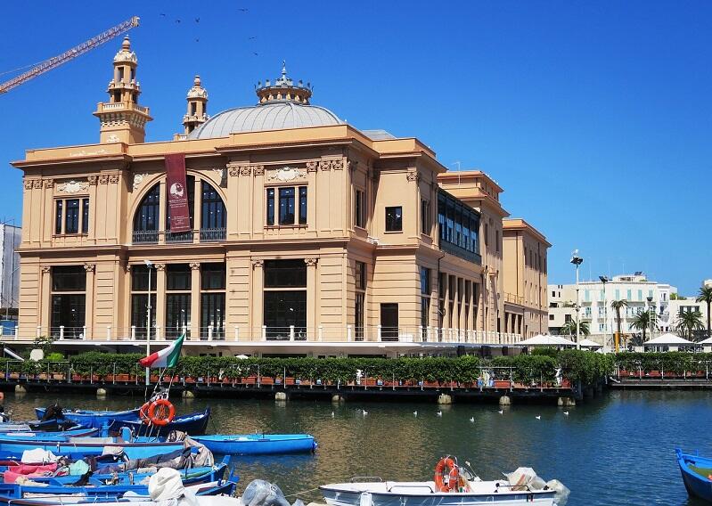 Port rybacki i teatr w Bari