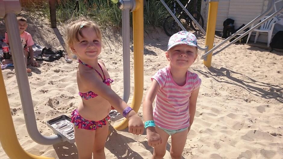 Wzorem lat ubiegłych na gdańskich plażach kolportowano bezpłatnie opaski dla dzieci w ramach akcji „Mamo tu jestem”.