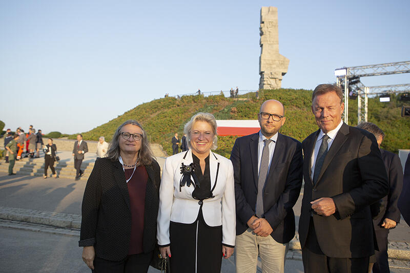Delegacja Bundestagu na Westerplatte po zakończeniu porannych uroczystości, od lewej: Brigitte Freihold (LEWICA), Cornelia Pieper (konsul generalna RFN w Gdańsku), Manuel Sarrazin (Zieloni) oraz Thomas Oppermann (SPD) - wiceprzewodniczący Bundestagu