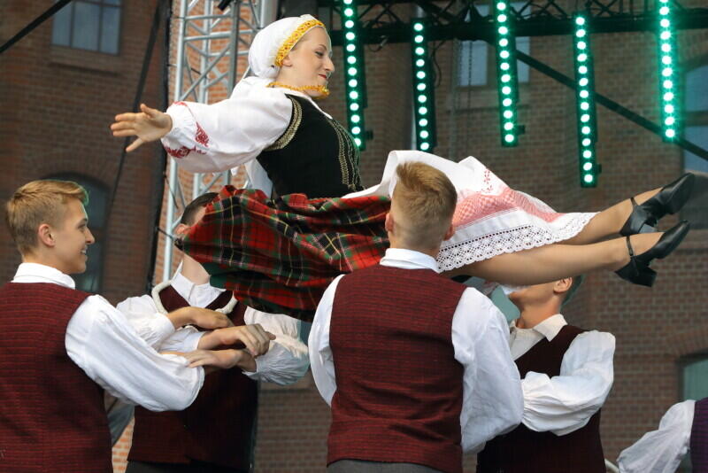Zespół litewskiego tańca ludowego Perła , który dał pokaz podczas uroczystej inauguracji festiwalu