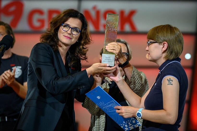 ECS 24.08. 2019 r. Aleksandra Dulkiewicz, prezydent Gdańska przekazuje na ręce Natalii Kapłan nagrodę dla więzionego w łagrze Olega Sencowa
