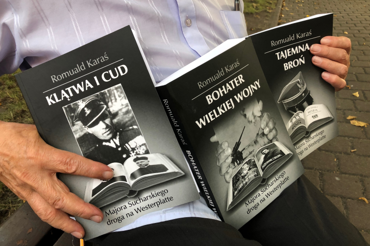 Trzy tomy opowieści Romualda Karasia o drodze majora Sucharskiego na Westerplatte - po to, by dać świadectwo prawdzie. Za jakiś czas ma ukazać się czwarty