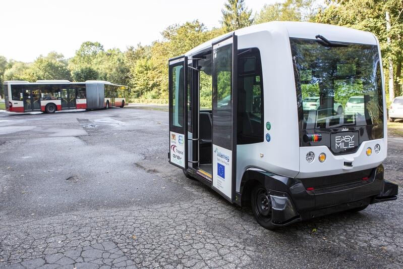 Autonomiczny bus dowozi pasażerów do gdańskiego zoo (od parkingu do bramy głównej)