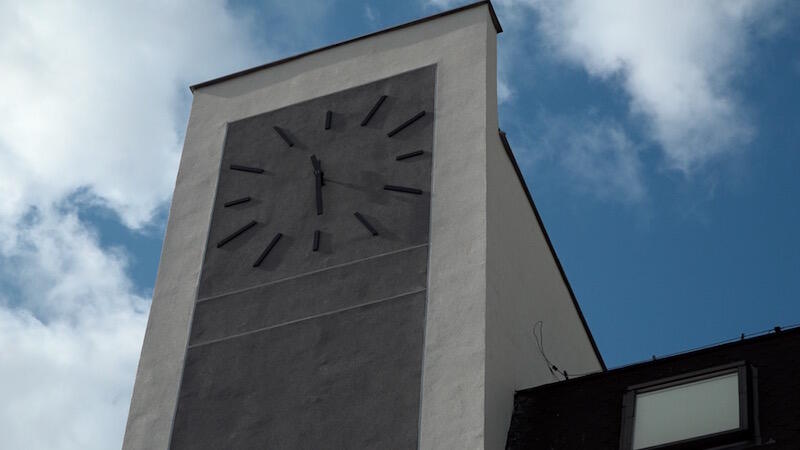 Na szycie wyremontowanej części budynku umieszczono olbrzymi zegar. Ma on wymiar nie tylko praktyczny, ale też symboliczny