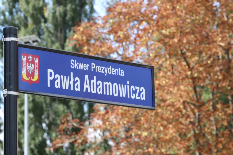 Odsłonięta w czwartek, 19 września, tablica z nazwą skweru i herbem Inowrocławia