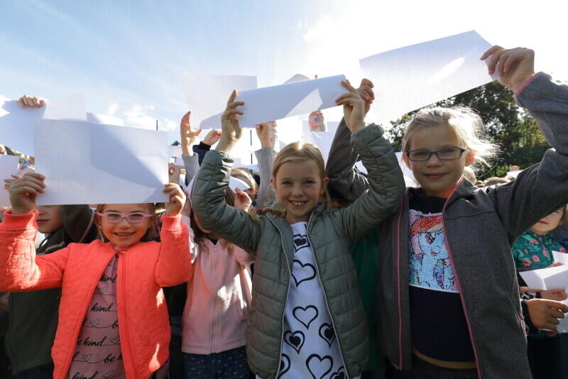 Tworzenie żywej flagi narodowej to w Szkole Podstawowej w Gdańsku już tradycja