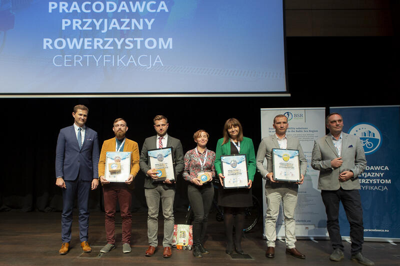 Certyfikaty wręczał podczas uroczystej gali Zastępca Prezydent Gdańska, Piotr Grzelak (pierwszy z lewej)