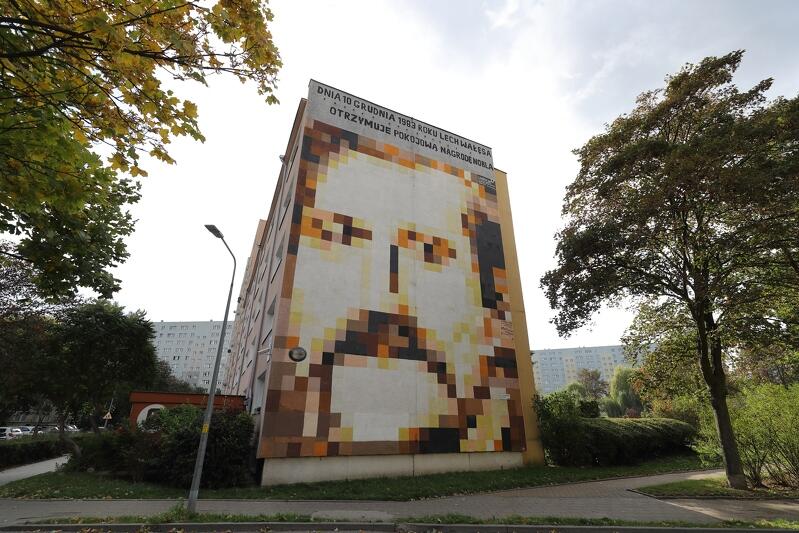 Budynek przy ul. Pilotów 17 - mural przedstawiający portret legendy „Solidarności” Lecha Wałęsy autorstwa Piotra Szwabe