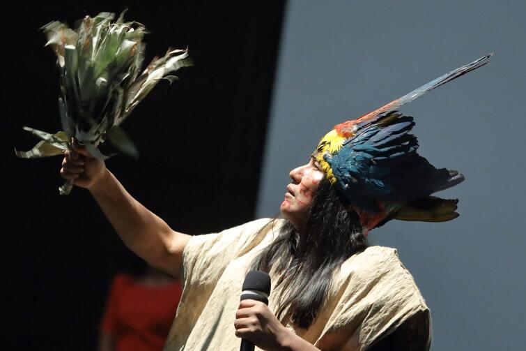 Przed i po debacie, Manari Ushigua, wódz i szaman indiańskiego plemienia, odśpiewał tradycyjne szamańskie modły