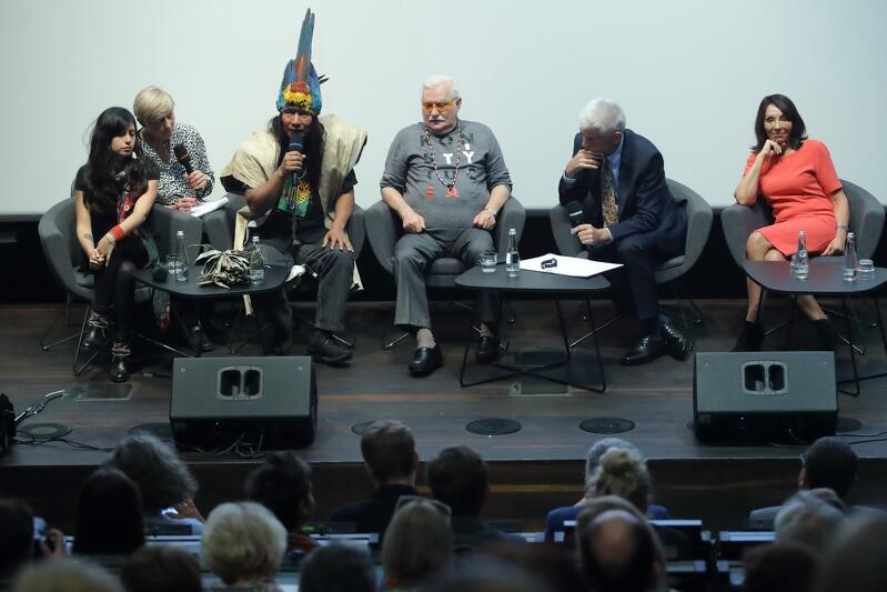 W debacie wzięli udział (od lewej): Antonella Calle, Manari Ushigua i Lech Wałęsa. Towarzyszyła im Ewa Ewart