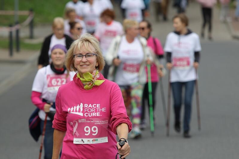 Race for the Cure Gdańsk 2019. Kolorem biegu jest różowy i w takich koszulkach biegną osoby dotknięte chorobą. Pozostali uczestnicy wyrażają solidarność z chorymi zakładając koszulki białe