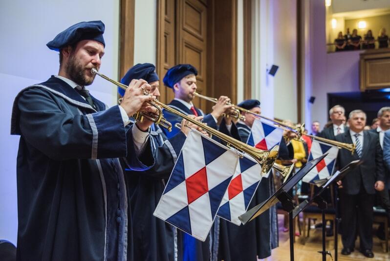 Trębacze, których gra stanowi część oprawy muzycznej inauguracji roku akademickiego na Politechnice Gdańskiej
