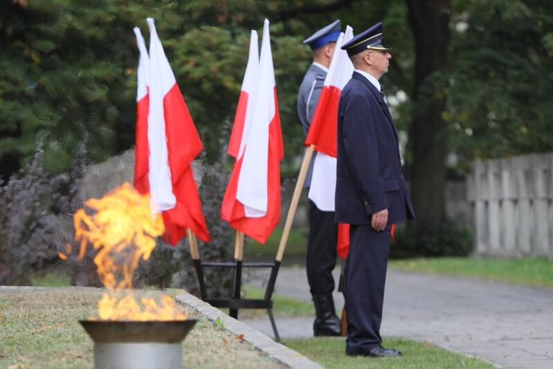 Uroczystości odbywają się przy pomniku mogile Obrońców Poczty Polskiej w Gdańsku na Cmentarzu - Pomniku Bohaterów „Zaspa” 