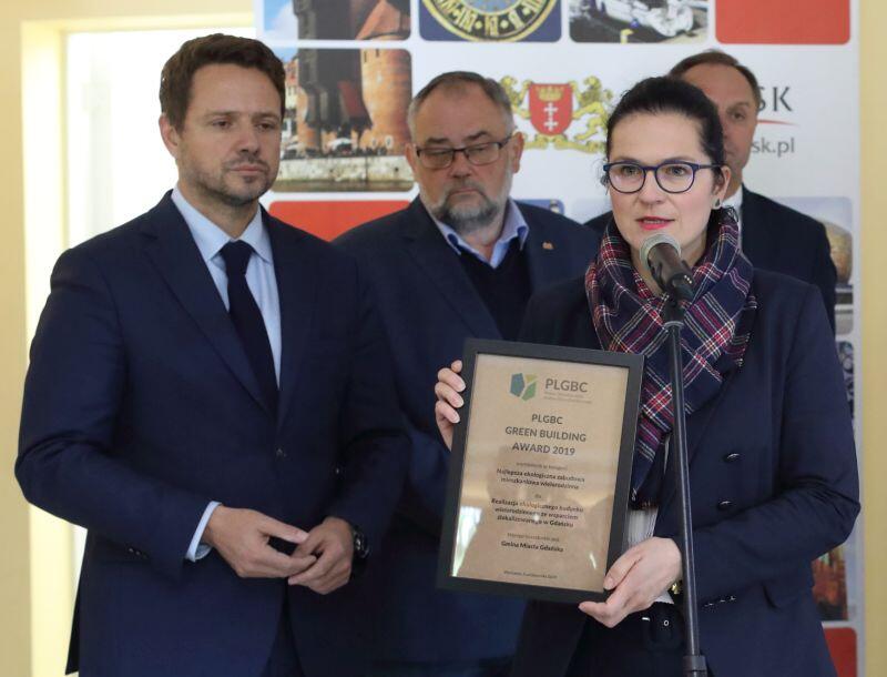 Aleksandra Dukiewicz, prezydent Gdańska mówi o budownictwie mieszkaniowym. Prezentuje też nagrodę Green Building Award 2019 za inwestycję dom ze wsparciem Dolne Młyny 