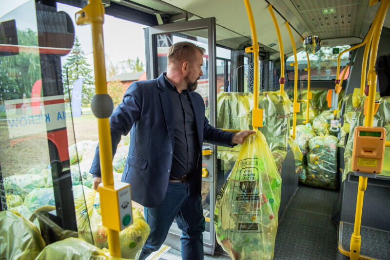 Akcja zapełniania butelkami autobusu miejskiego