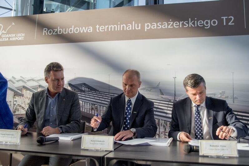 Nz. od lewej umowę podpisują Tomasz Kloskowski - prezes Portu Lotniczego Gdańsk oraz Karol Zduńczyk prezes DORACO i Radosław Preiss członek Zarządu DORACO. 