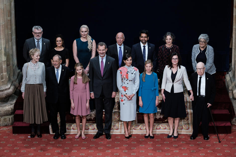 Laureaci na wspólnym zdjęciu z hiszpańską rodziną królewską. Prezydent Aleksandra Dulkiewicz trzyma za rękę Peter Brooka