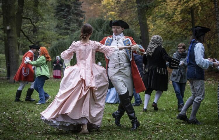 Podczas pikniku historycznego w Parku Oruńskim można było nawet zatańczyć w rytm muzyki barokowej