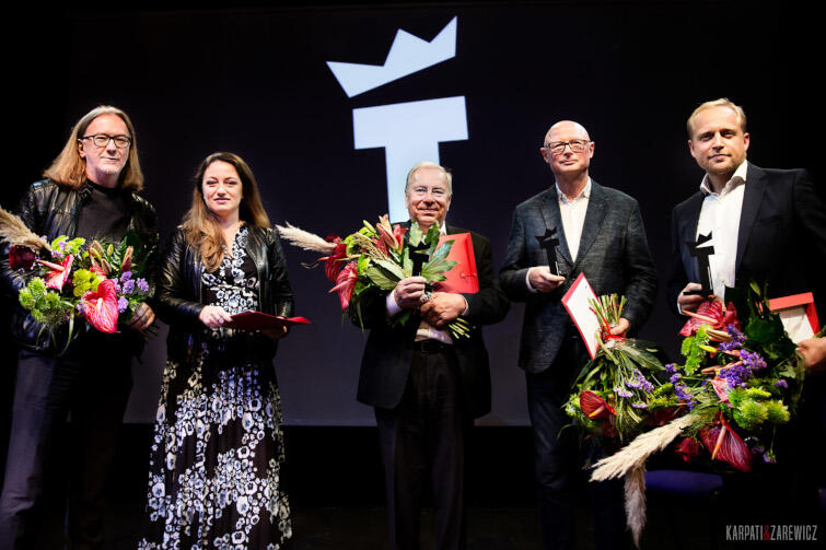 Laureaci (od lewej): Roman Pawłowski odbierający nagrodę w imieniu Kornéla Mundruczó, Justyna Wasilewska, Jerzy Stuhr, Adam Orzechowski i Piotr Adamczyk