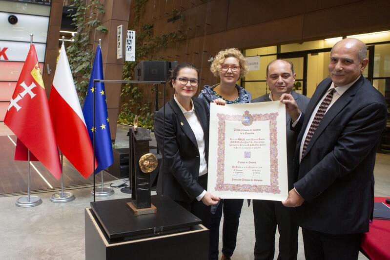 ECS: prezentacja Nagrody Księżnej Asturii dla Gdańska. Od lewej stoją prezydent Aleksandra Dulkiewicz, Anna Strzałkowska, Basil Kerski i Majed Tinawi