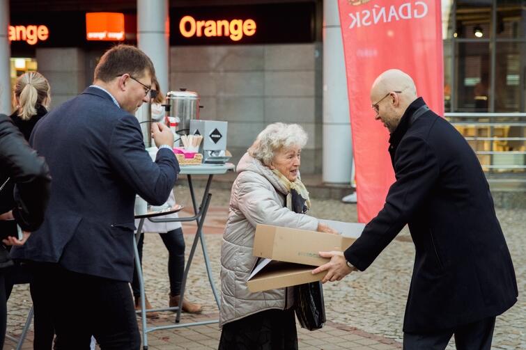 Poczęstunek to forma podziękowania władz Gdańska za liczny udział mieszkańców w tegorocznych wyborach parlamentarnych