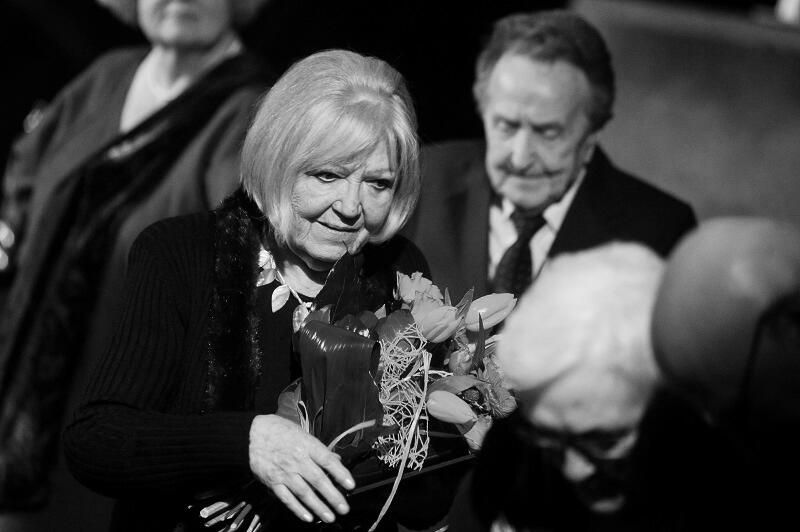Regina Bielska odbiera nagrodę Związku Artystów Scen Polskich w 2013 roku