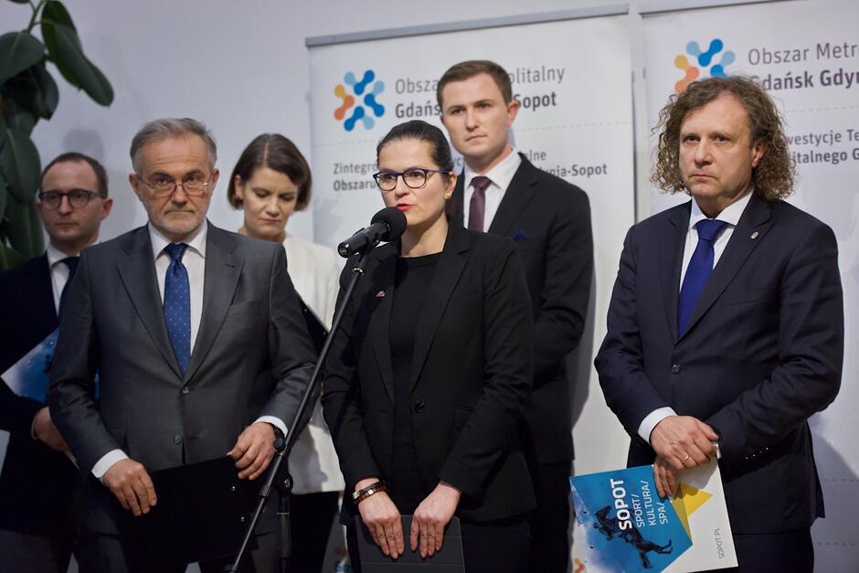 Prezydenci Gdańska, Gdyni i Sopotu solidarnie wystąpili przed dziennikarzami, by przekazać mieszkańcom, co dzieje się z systemem MEVO. Po lewej - Wojciech Szczurek: 'Jesteśmy zdeterminowani'
