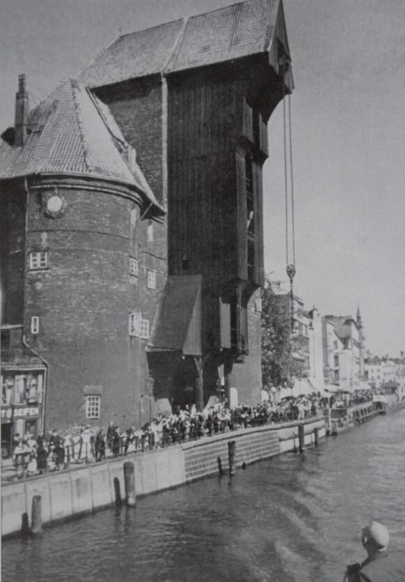 Gdańsk nadal przechowuje towary w pięćsetletnim Żurawiu. Ten wielki spichrz zbudowano blisko pół wieku przed wyprawą Kolumba. Wówczas Gdańsk był spichlerzem Polski 