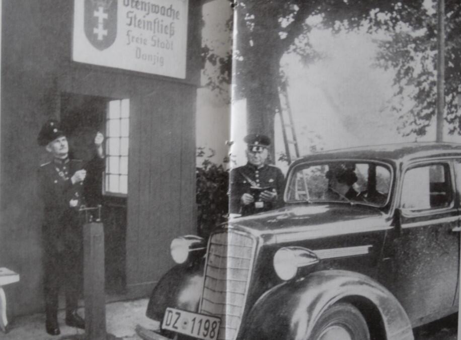 Stop! Gdańska straż graniczna kontroluje samochód przy polskiej granicy. Kamienny Potok, tuż za Sopotem, na szlaku do polskiej Gdyni. Podróżująca kobieta okazuje paszport i przepustkę. Strażnik podnosi szlaban, pozwalając na wjazd 