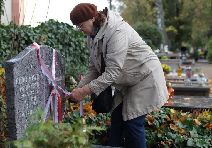 Pani Teresa Kaczorowska odwiedziła w Oliwie grób Henryka Fedorowicza, pseudonim 'Cichy' oraz 'Pakunek', żołnierza Armii Krajowej, ciotecznego brata jej męża
