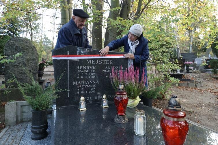 Państwo Krystyna i Janusz Stella odwiedzili grób swojego przyjaciela, żołnierza Armii Krajowej, majora Henryka Mejstera