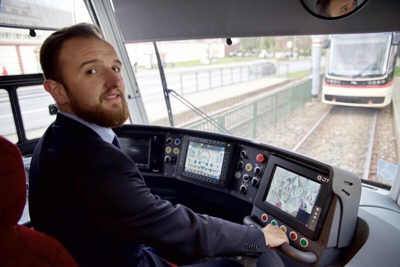 Jakub Wojewoda - motorniczy z GAiT podczas inauguracyjnej jazdy nowym tramwajem 