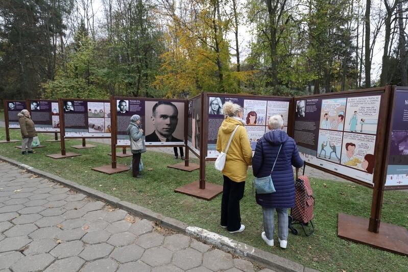 Wystawa Niezapomniani  prezentowana jest na Cmentarzu Srebrzysko tuż przy wejściu głównym