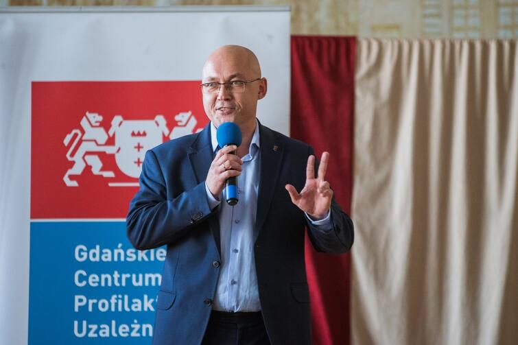 Akcję zorganizowało Gdańskie Centrum Profilaktyki Uzależnień. Nz. Radosław Nowak z GCPU podczas uroczystego powitania