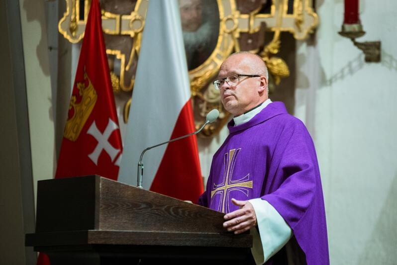 Kazanie wygłosił ks. kanonik dr Tomasz Frymark. Mówił o tysiącach zasłużonych dla Gdańska, którzy spoczywają w Bazylice Mariackiej